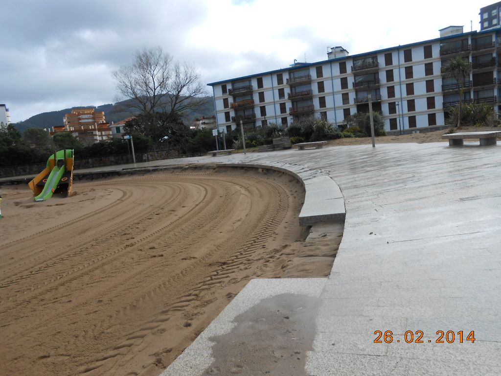 Playa de Bakio y márgenes de la ría Estepona. Paseo marítimo