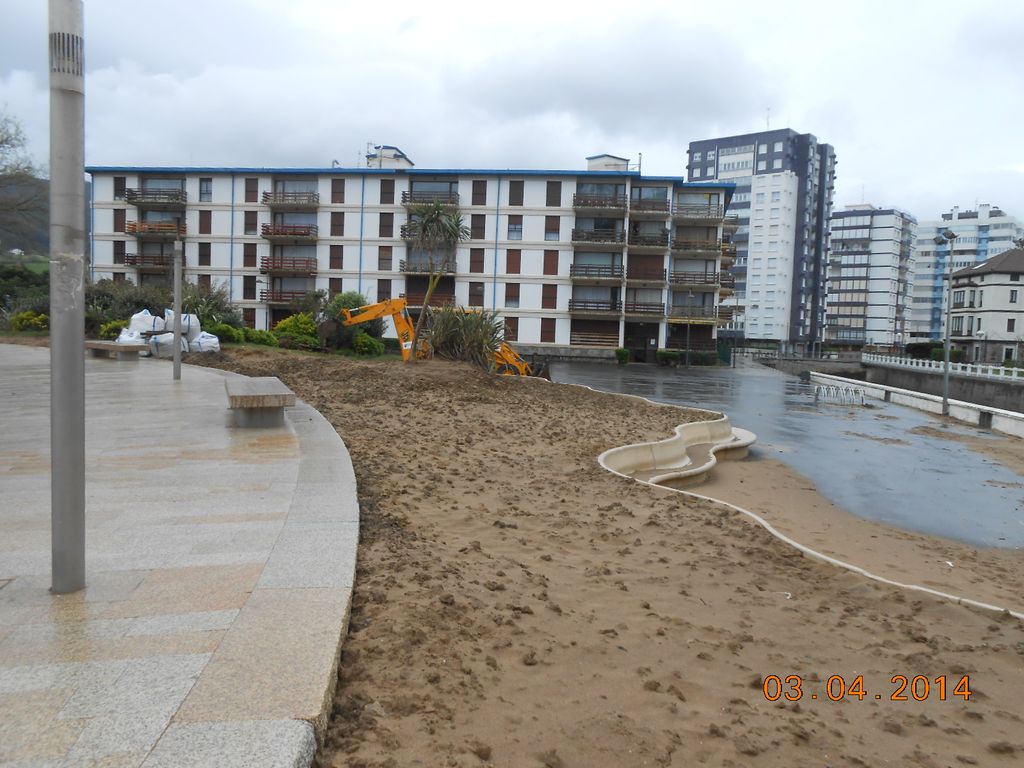 Playa de Bakio y márgenes de la ría Estepona. Paseo marítimo