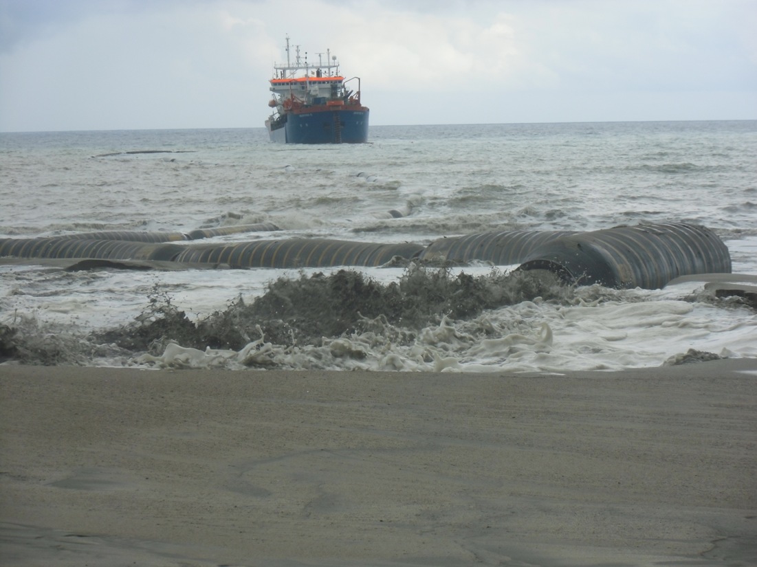 Playa de Bakio. Dragado y recarga de arena a la playa.