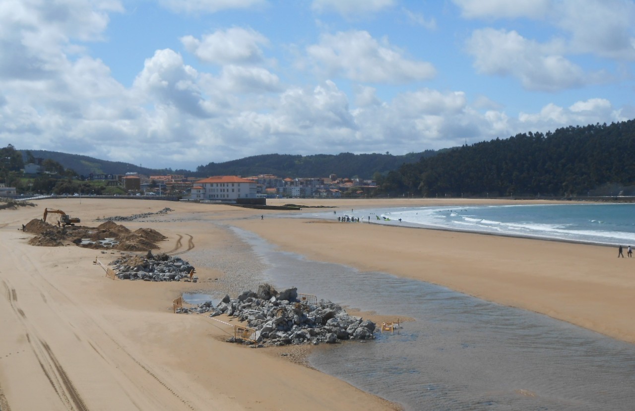 Playa y paseo de Gorliz. Retirada restos antrópicos aparecidos playa