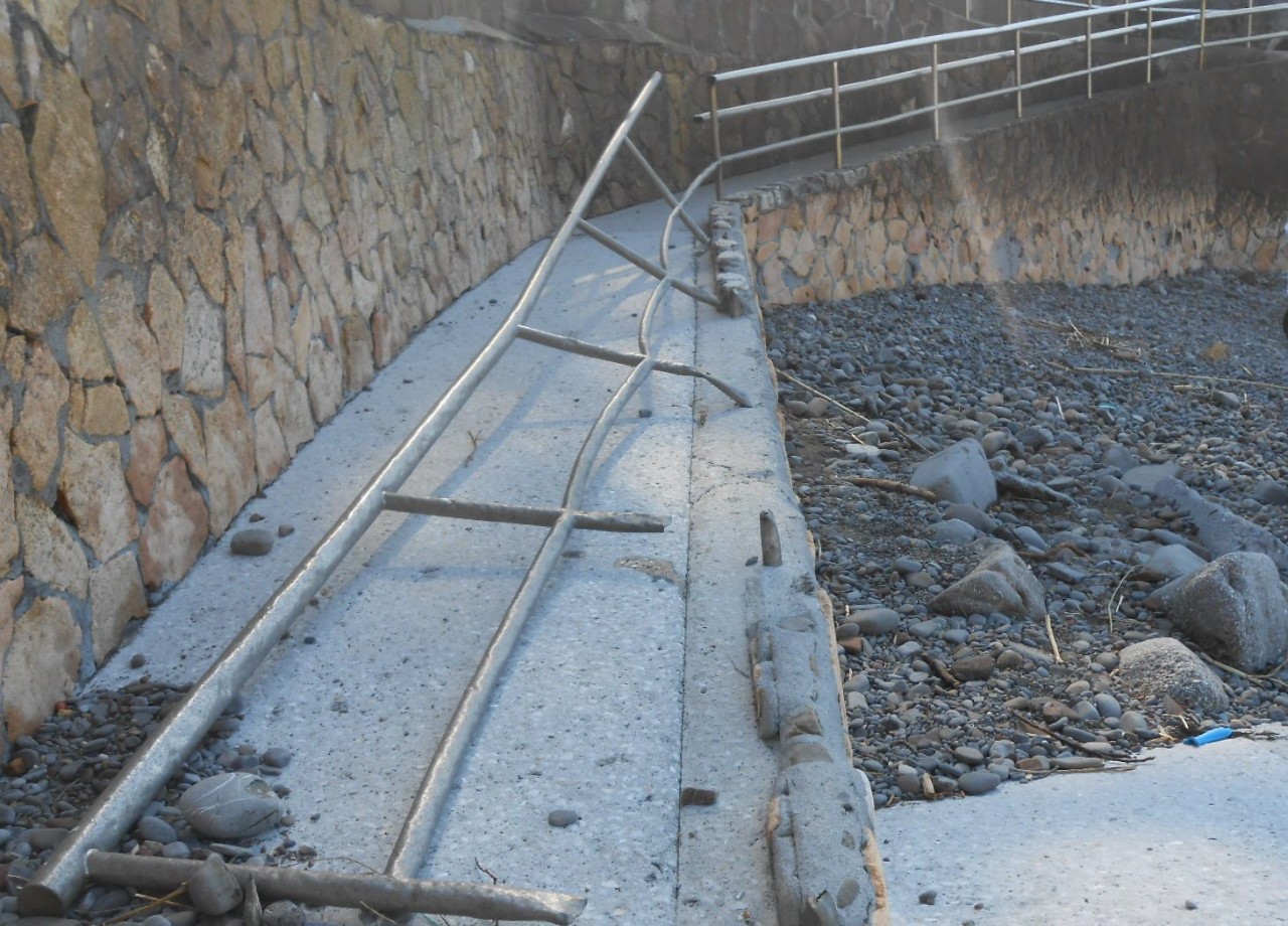 Entorno playa Armintza. Reparación y reconstrucción de accesos a la playa
