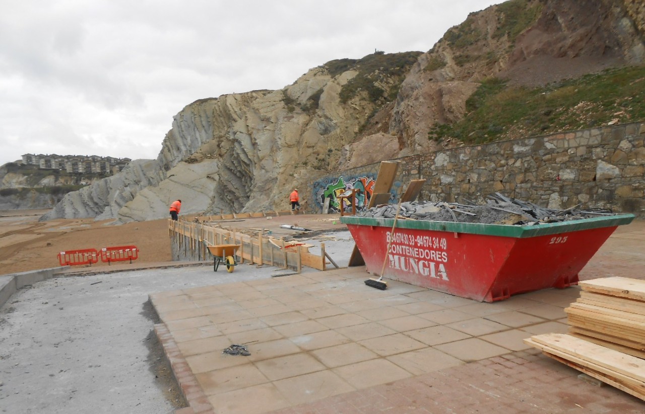 Playa Arrietara-Atxabiribil. Zona Arrietara. Rehabilitación rampa de acceso a playa, reparación grada y escalera de acceso a playa