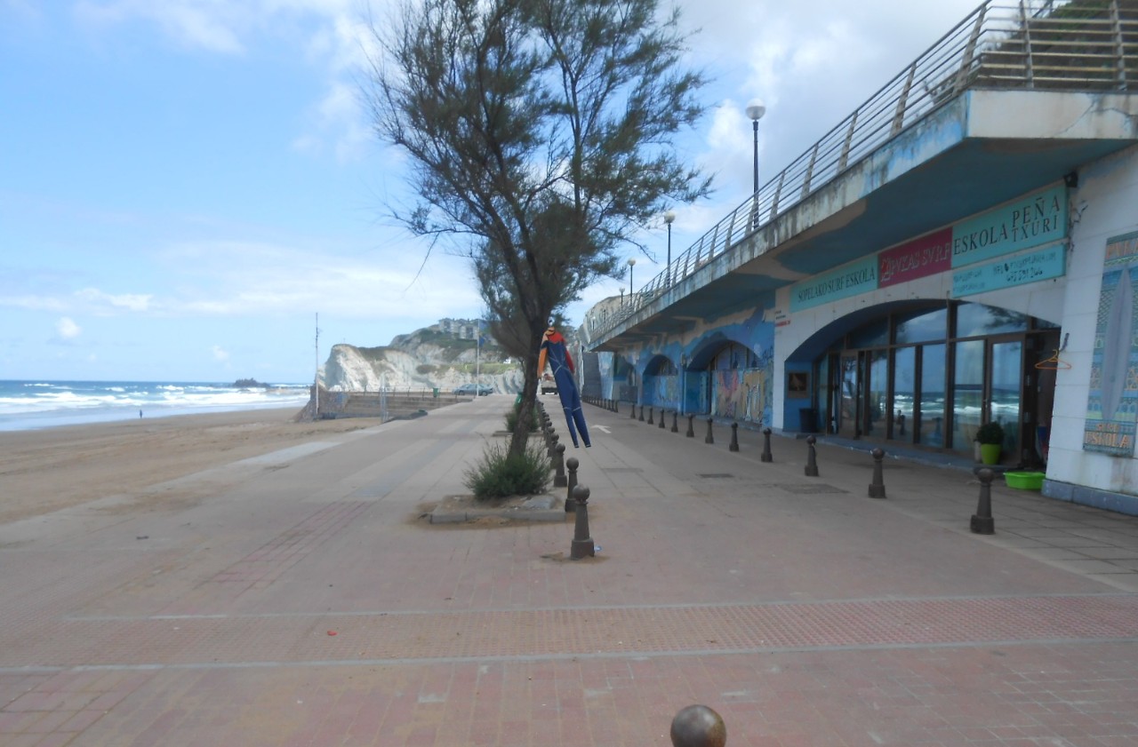 Playa Arrietara-Atxabiribil. Zona Arrietara. Reparación paseo junto a rampa de acceso a playa