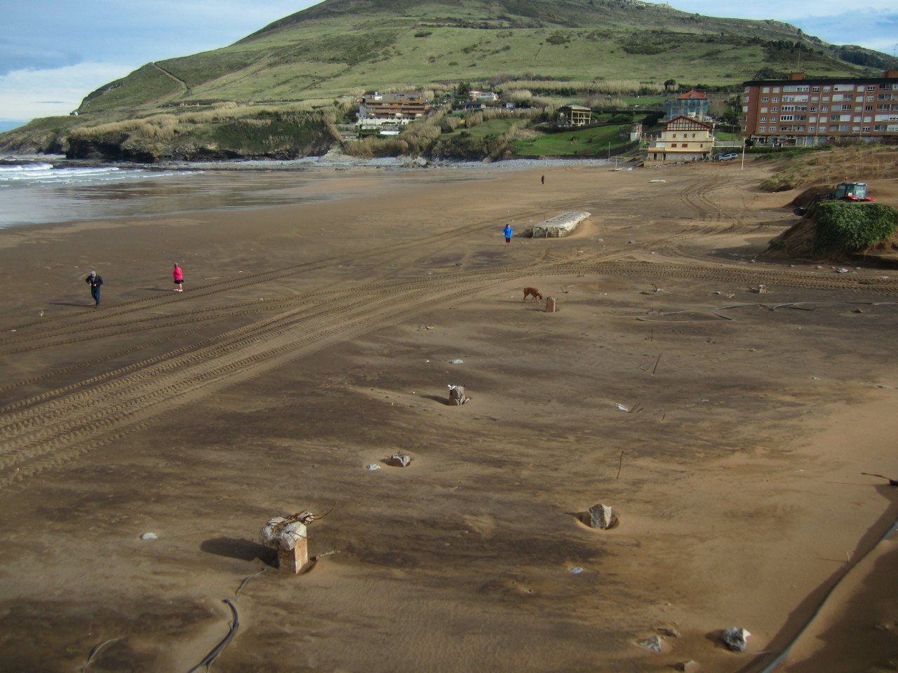 Playa La Arena. Retirada antiguas cimentaciones afloradas en playa.