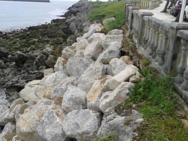 Playa de Cotolino. Reposición de escollera y balaustrada