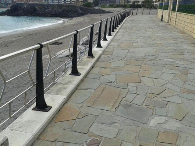 Playa de Ostende. Desmontado y retirada de barandilla y albardillas deterioradas. Reposición de barandillas altas y bajas