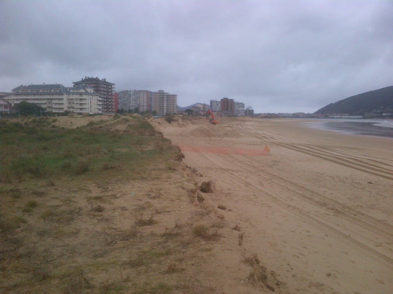 Playa Salvé. Bypass de arena desde la zona de acopio en la desembocadura del río Mantilla para constituir una duna.