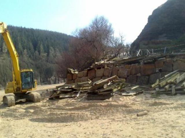 Playa de Galizano. Reparación pasarela de madera. Relleno de rampas mediante piedra escollera