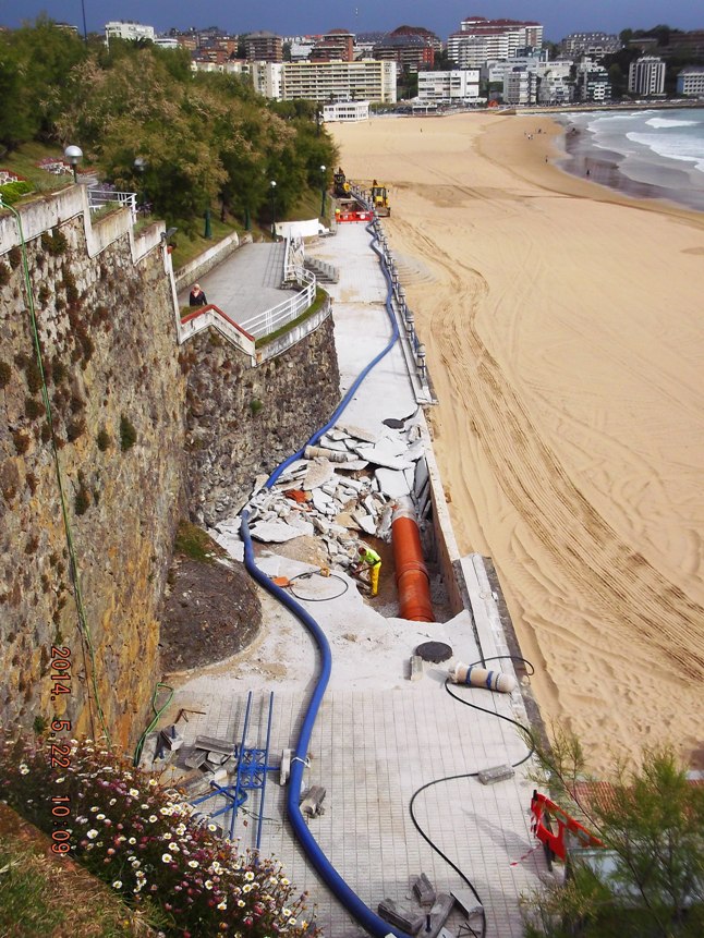 Trabajos de reparación en el paseo marítimo del Sardinero, zona de Piquio