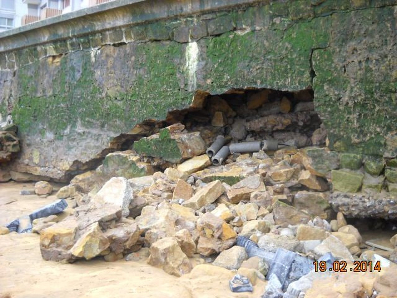 Protección de hueco en muro de costa en el paseo marítimo de Zarautz