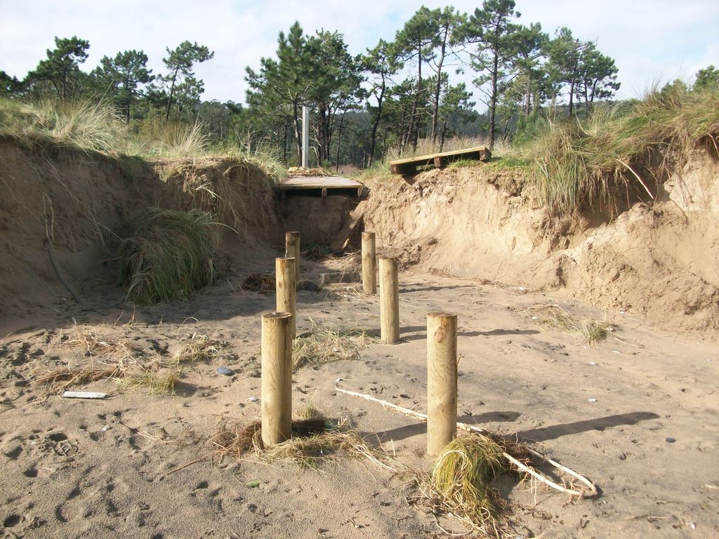 Playa de Abrela. Daños en pasarelas, duchas, limpieza dunas