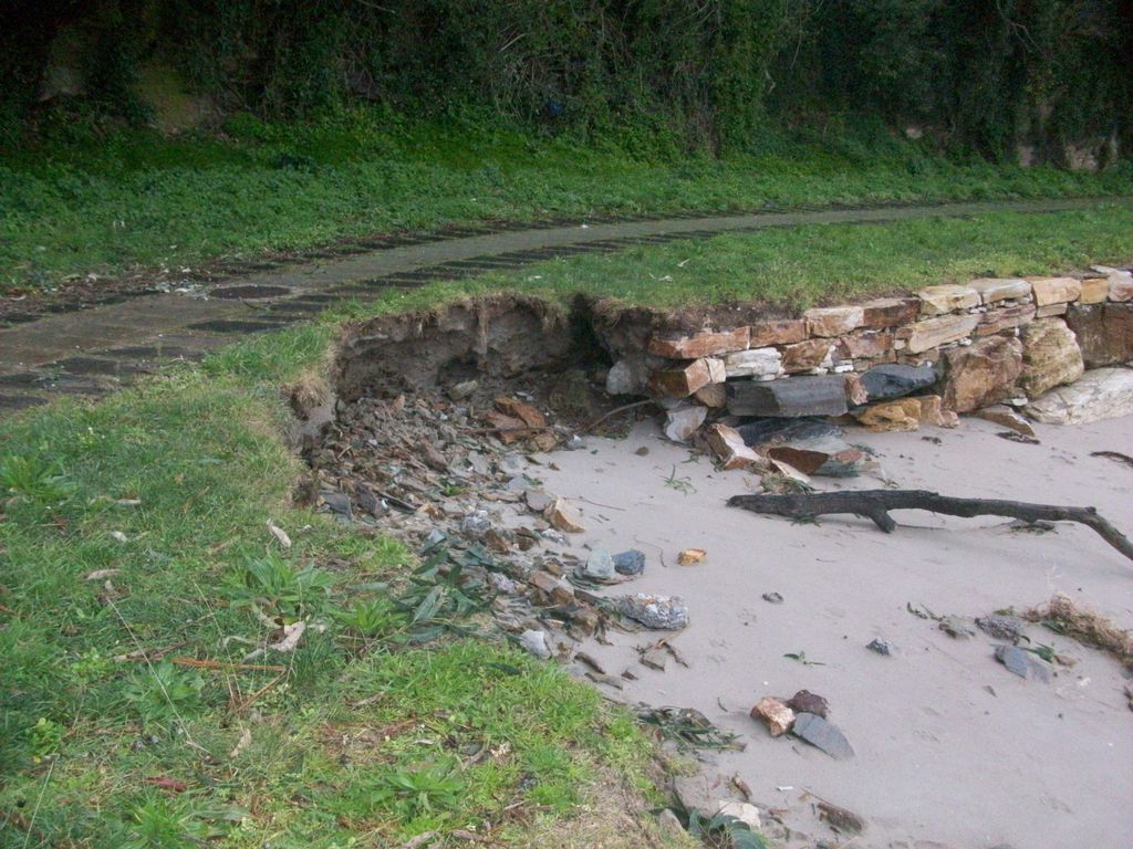 Playa de Os Bloques. Ejecución de barandilla, muretes y escollera