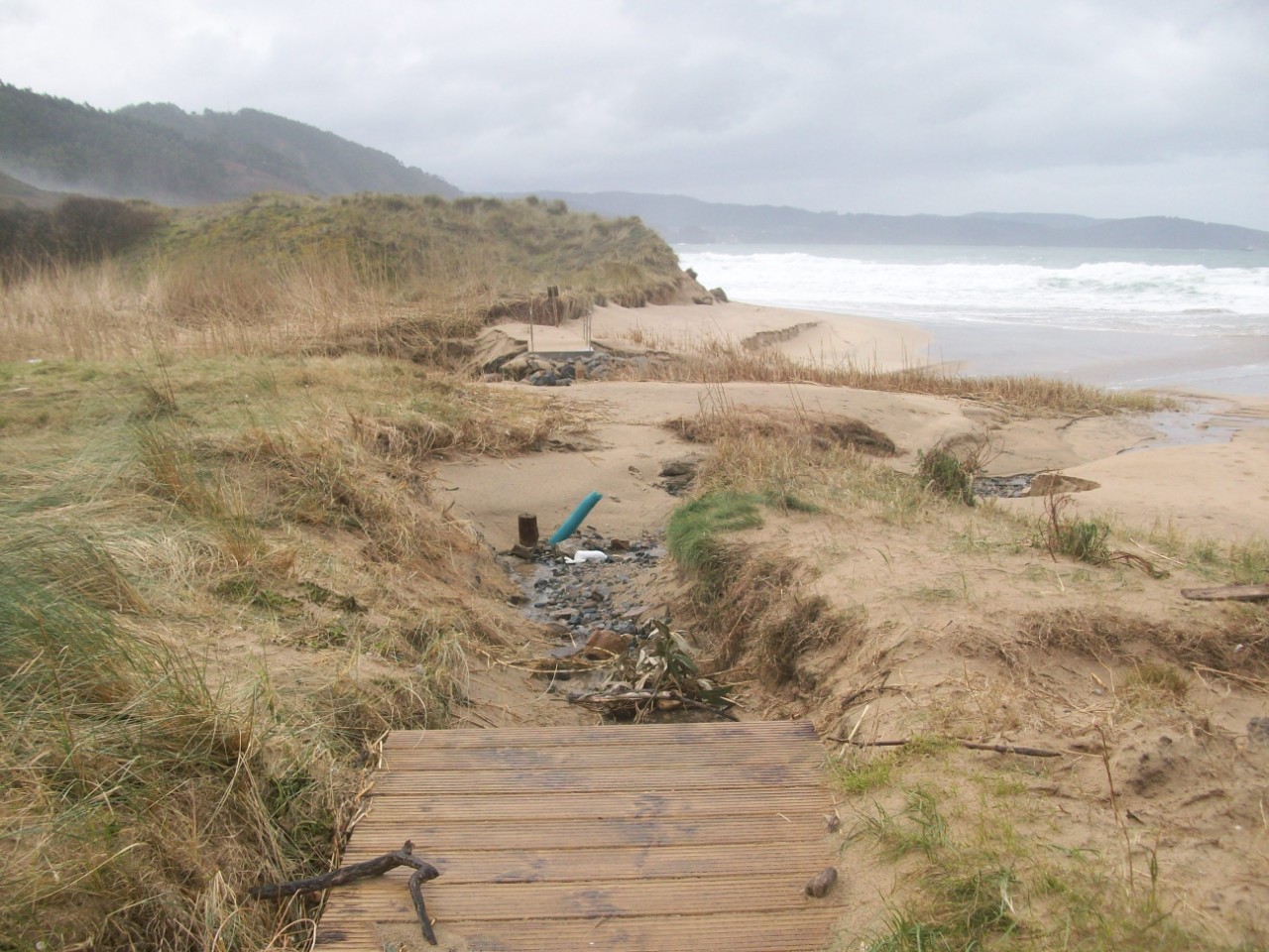 Playa de Esteiro. Escollera, bancos, ducha y aseos