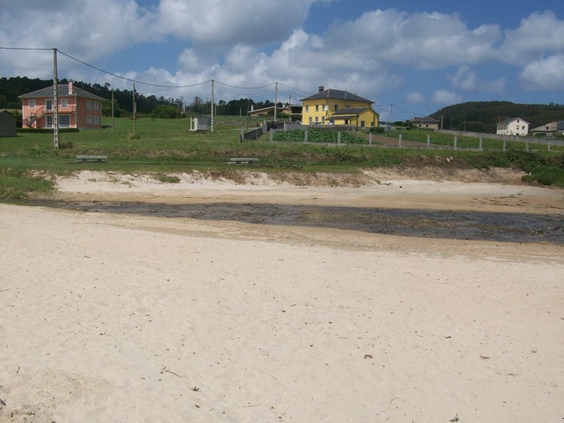 Playa de Portocelo. Escollera, bancos, ducha y aseos