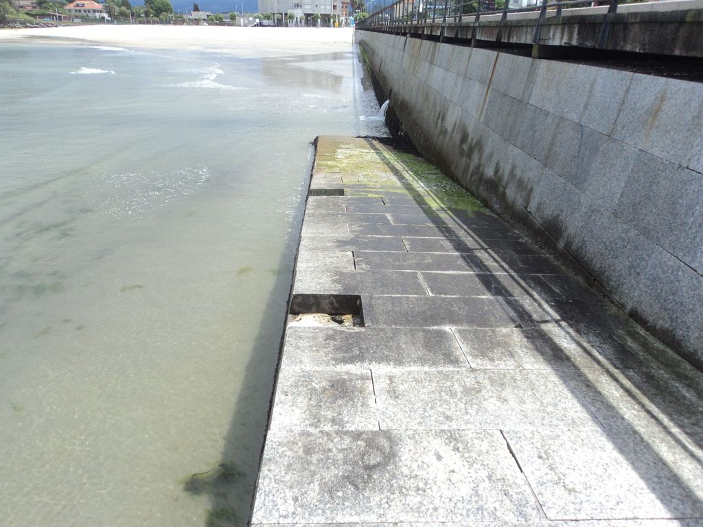 Reparación de una rampa de piedra en el paseo marítimo 