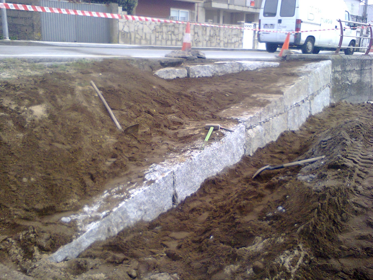 As Brañas. Rampa de acceso de hormigón y pasarela de madera