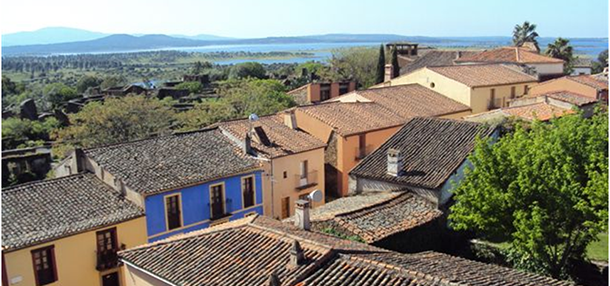 Vista general del pueblo de Granadilla con el embalse de Gabriel y Galán al fondo