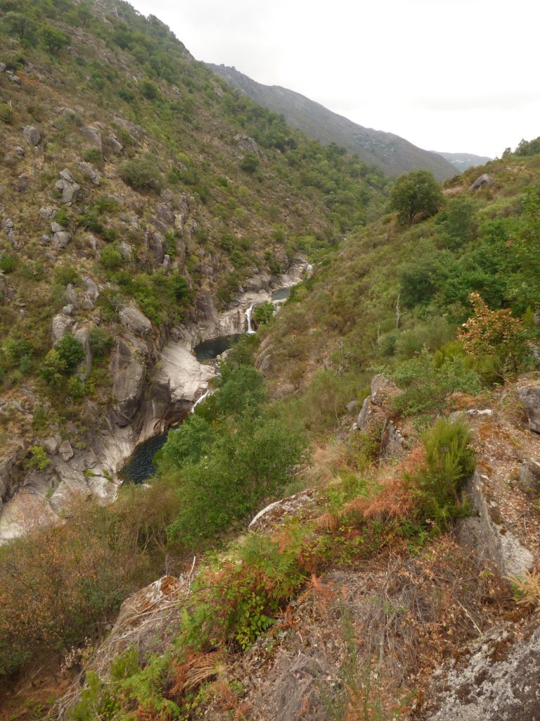 Sucesión de cascadas y pozas en la reserva natural fluvial Río Laboreiro