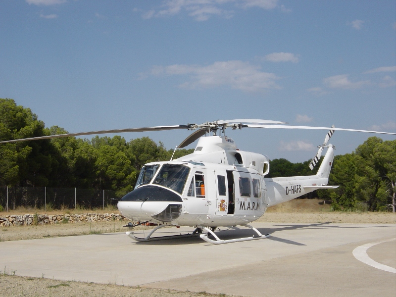 Helicóptero Bell 412 en pista