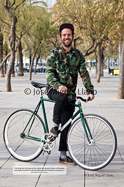 "Circular en bicicleta por la ciudad me proporciona un bienestar que puedo compartir con las personas que saludo por el camino." Hartiz Ferrando, Terrassa