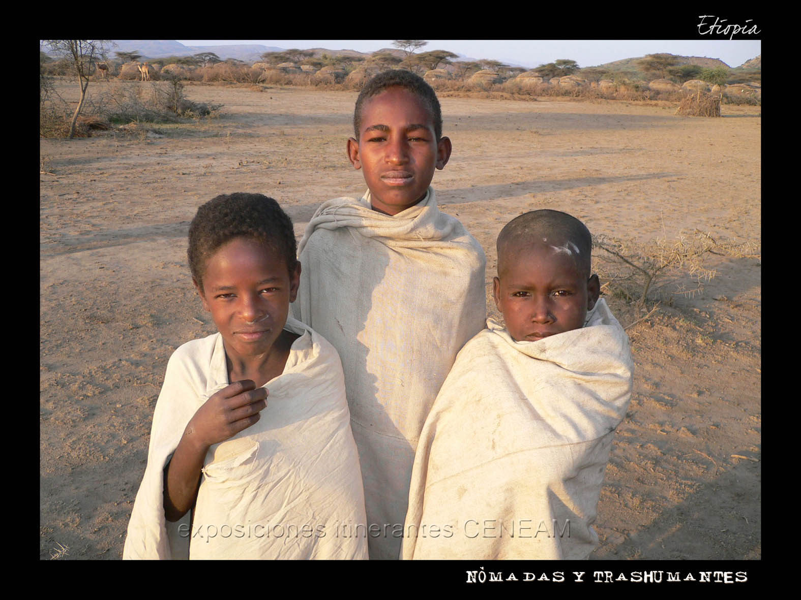 Tres niños pastores de Etiopía