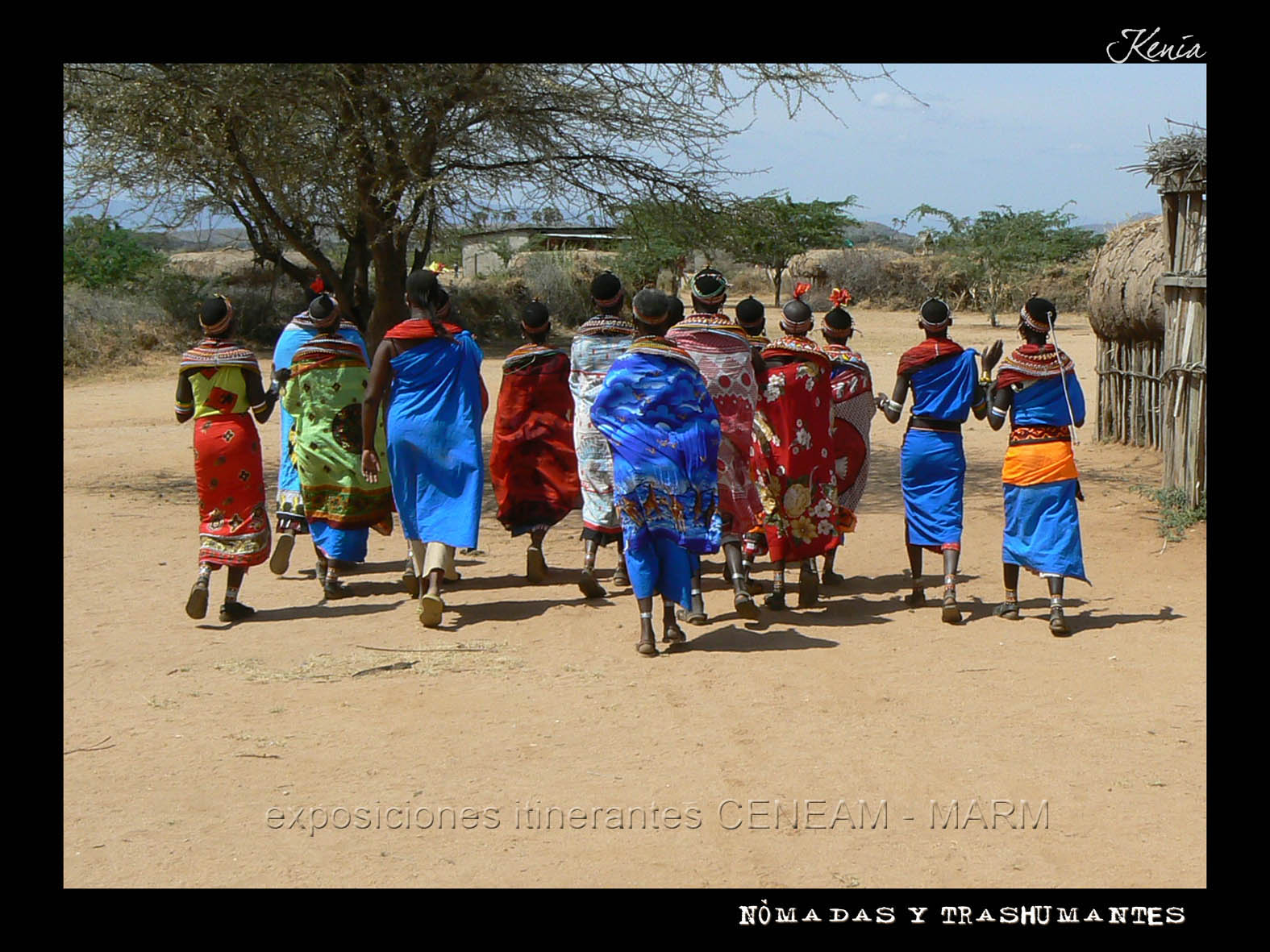 Grupo de mujeres con vestidos coloridos en Kenia