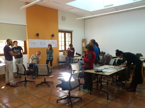 Los participantes en el seminario durante la presentación de los mismos y la metodología de trabajo.