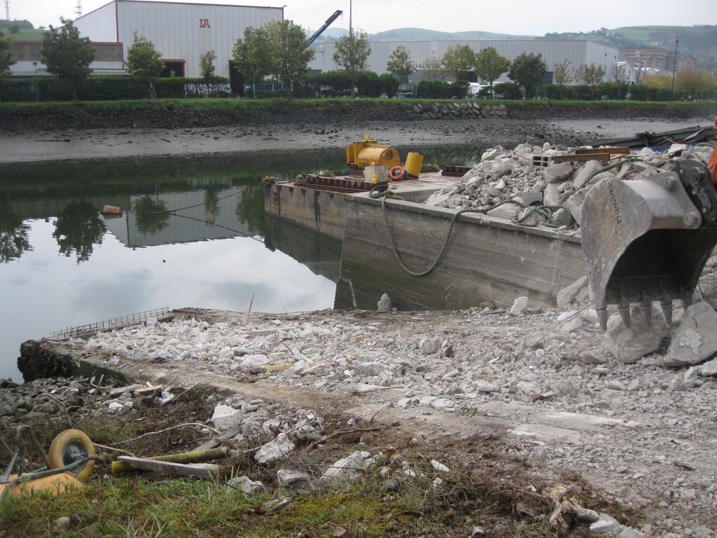 Demolición del embarcadero de Flores (T.M. Zumaia). Durante las obras