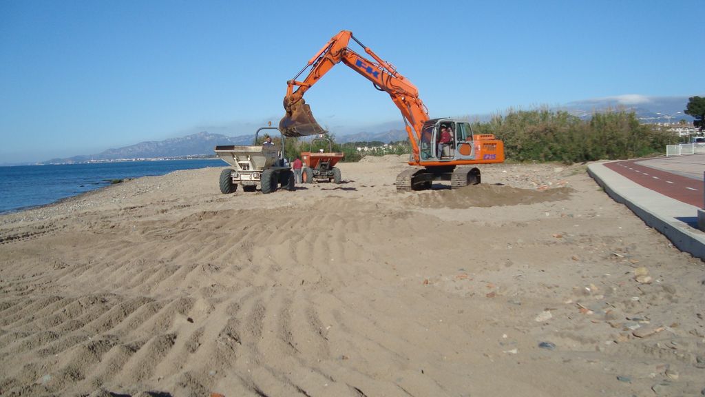 Aportación y Reperfilado de la playa Horta de Santa María (TM Cambrils. Durante las obras) 