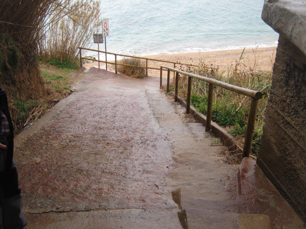Accesibilidad playa de Las Rocas, en Calella, Barcelona (antes de las obras)