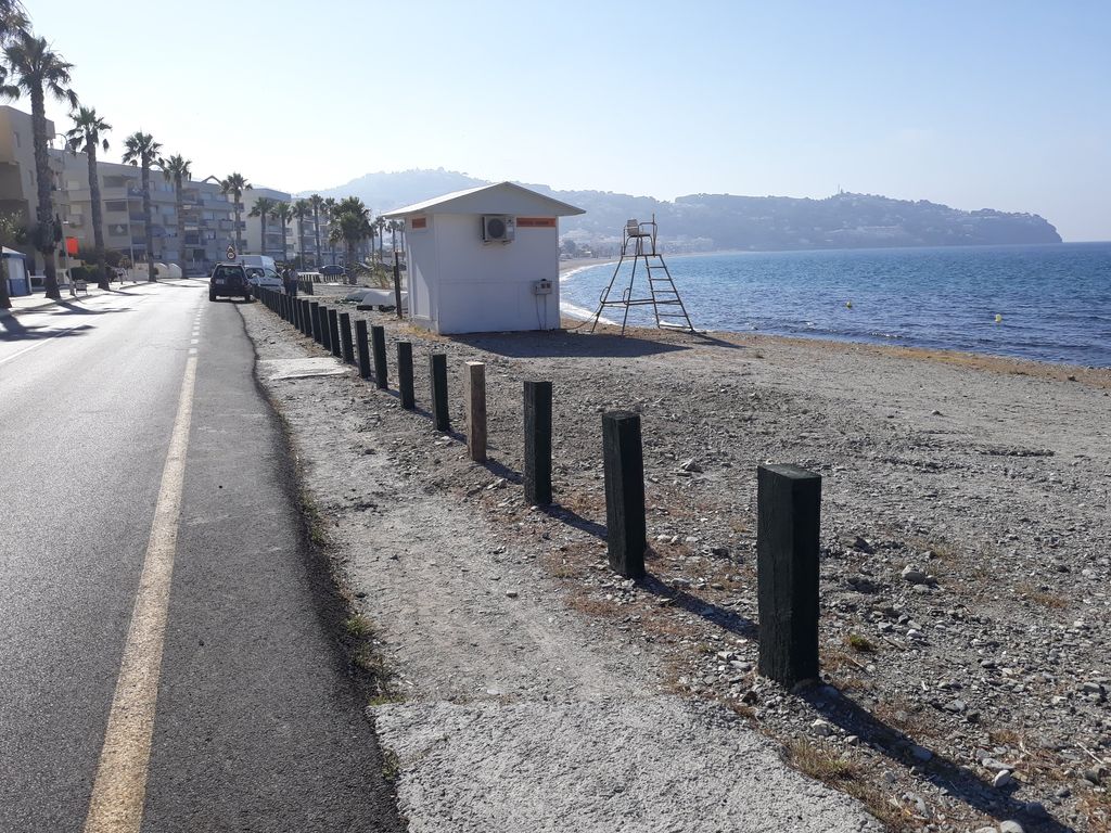 Después. ACTUACIÓN 4.- Colocación y reposición de hitos de madera para delimitar el DPMT en distintos tramos de las playas de La Herradura, Playa Granada y La Chucha, en los términos municipales de Almuñécar y Motril.
