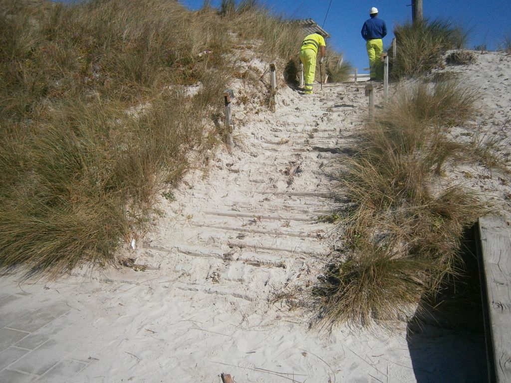 Mantenimiento y conservación IV. Reparación de senda marítima de Laxe. Escaleras (Antes de las obras)