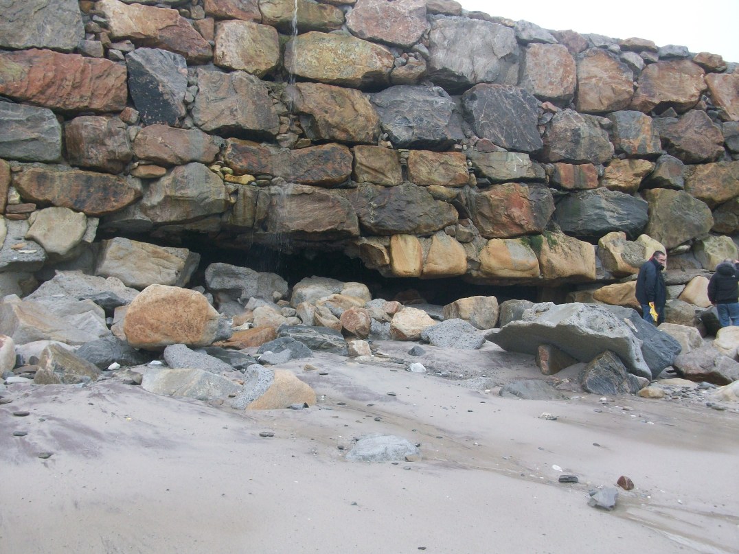 Refuerzo de la cimentación de la escollera de la playa de Arealonga. Antes