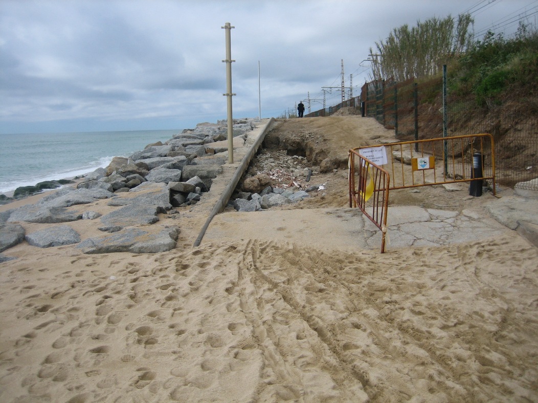 Reparación de daños en la senda peatonal como consecuencia de los temporales en Cabrera de Mar (antes de las obras)