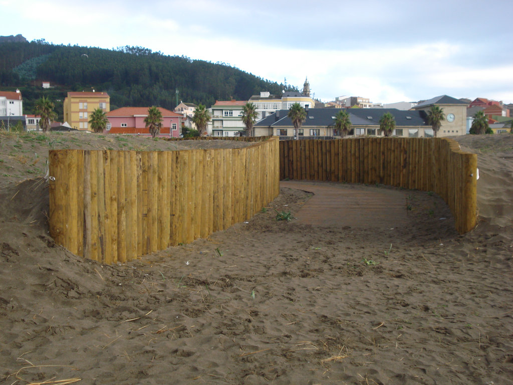 Playa de Cariño. Reparación de pasarelas de madera, colocación de empalizada  y redistribución de arena (Después de las obras)