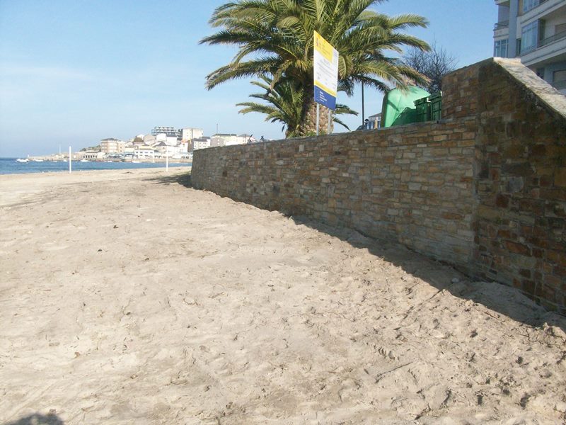 Ejecución de muro de contención de borde para evitar la erosión del paseo marítimo en la playa de O Torno (San Ciprián). Después