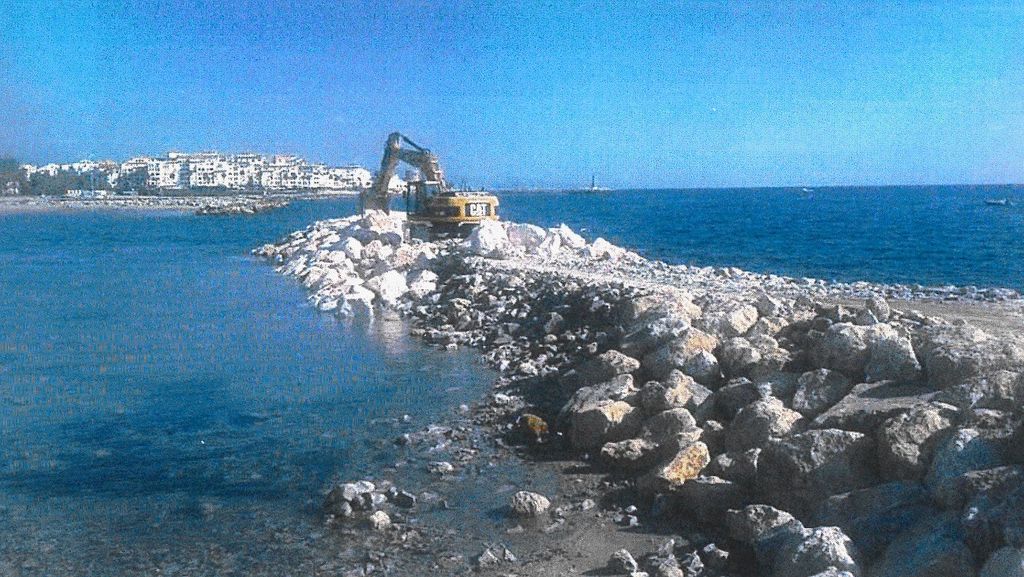 Reparación de los espigones en la playa A Poniente (Puerto Banús) (Durante las obras)