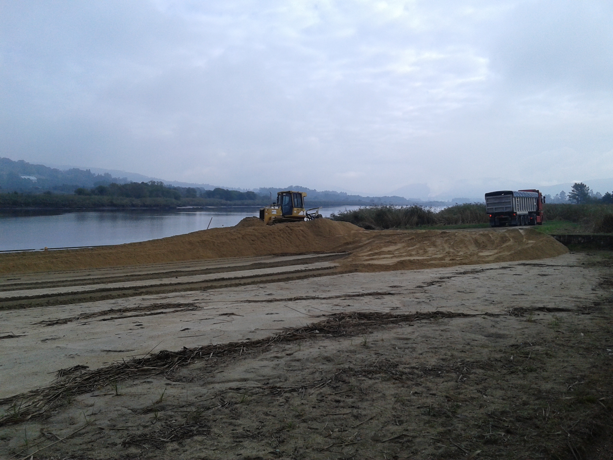 Aporte de arena en la playa fluvial de Vilarello (T.M. de Valga). Durante las obras