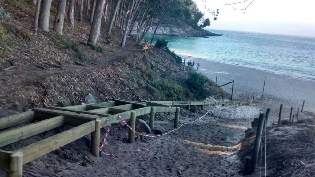 Rampa de acceso a la playa de Filgueira en Cies (T.M. de Vigo). Durante las obras