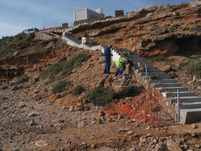 Reparación de escaleras en la Cala Zorra, Torrevieja (Durante de las obras)
