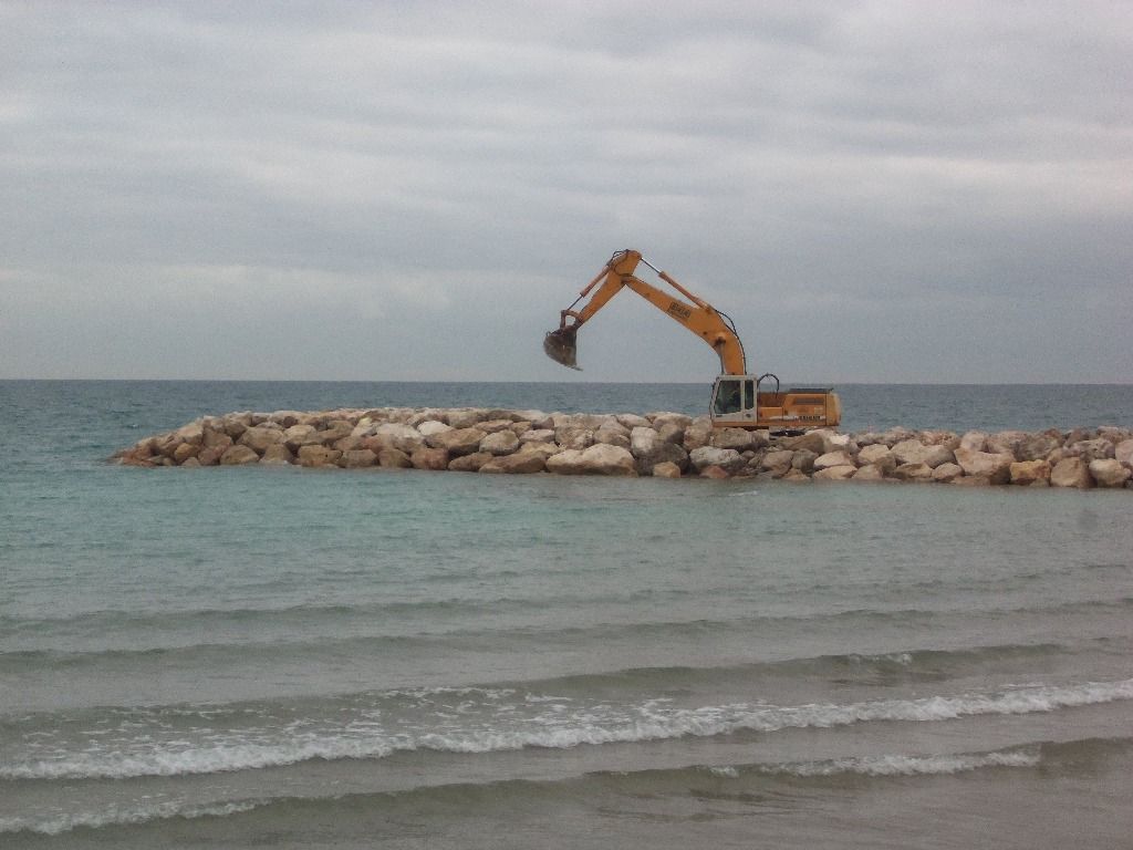 Conservación y mejora de la playa de Ibersol, en Vilanova i la Geltrú (Durante las obras)