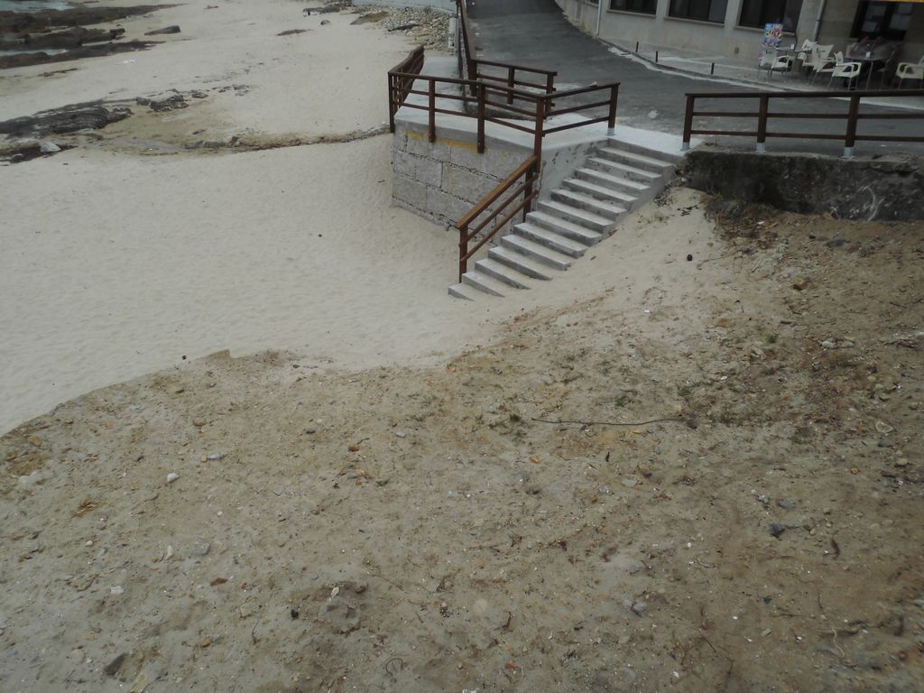 Playa de Arnela. Ejecución de rampa de acceso mediante muro de escollera y colocación de barandillas (Después de las obras)
