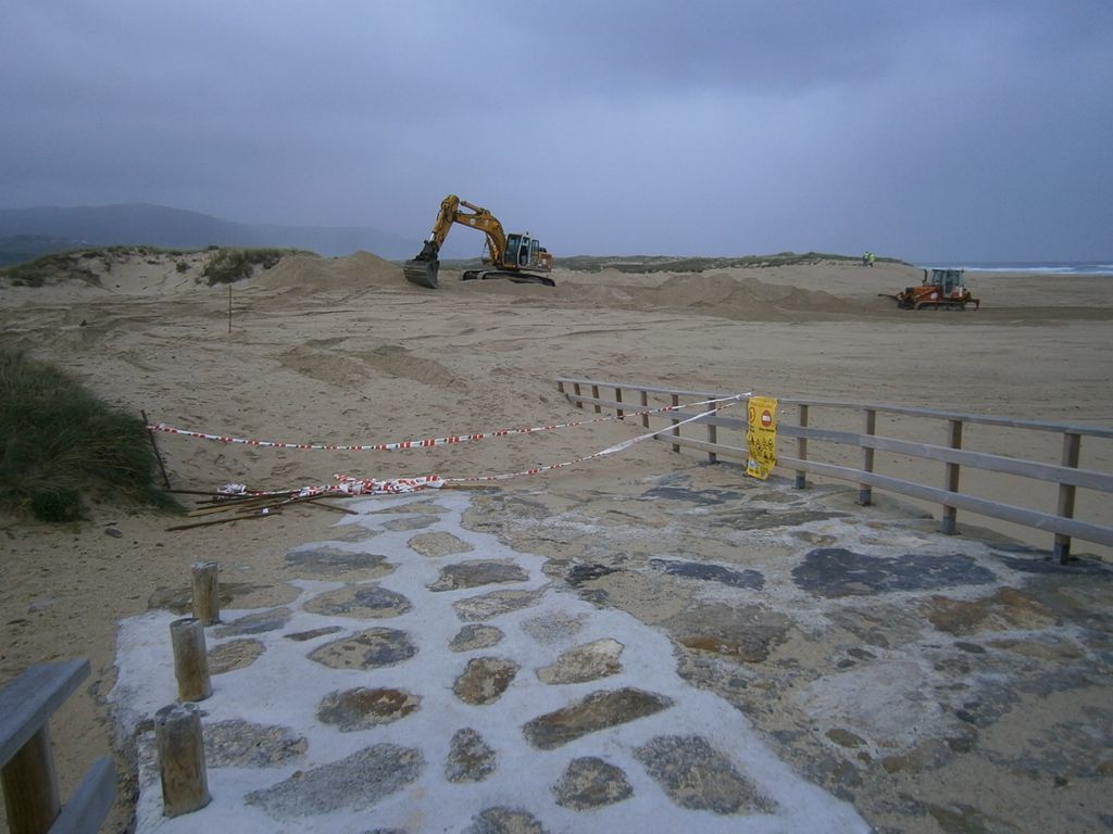 Regeneración dunar en la playa de Razo-Baldaio (T.M.  de Carballo). Durante las obras