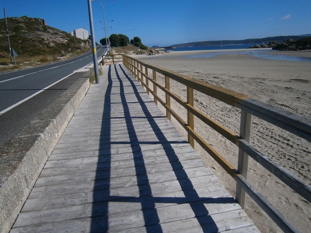 Playa de A Cruz. Recalce de muro de escollera, reparación de pasarela y redistribución de arena (Después de las obras)