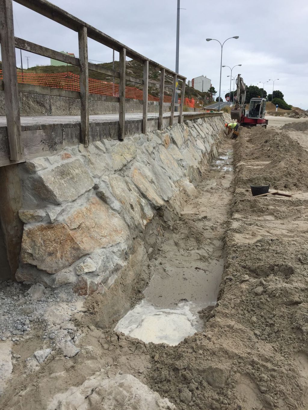 Playa de A Cruz. Recalce de muro de escollera, reparación de pasarela y redistribución de arena (Durante las obras)