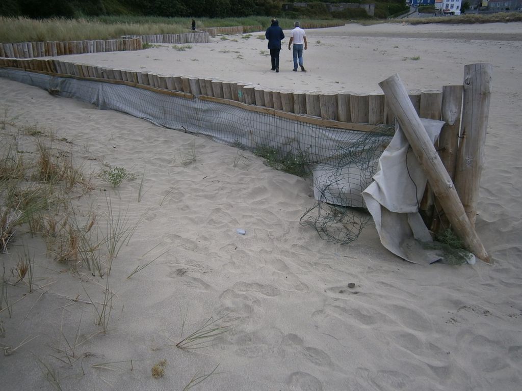 
Playa de Espasante. Reparación  de empalizada de pilotes de madera y redistribución de arena (Antes de las obras)
