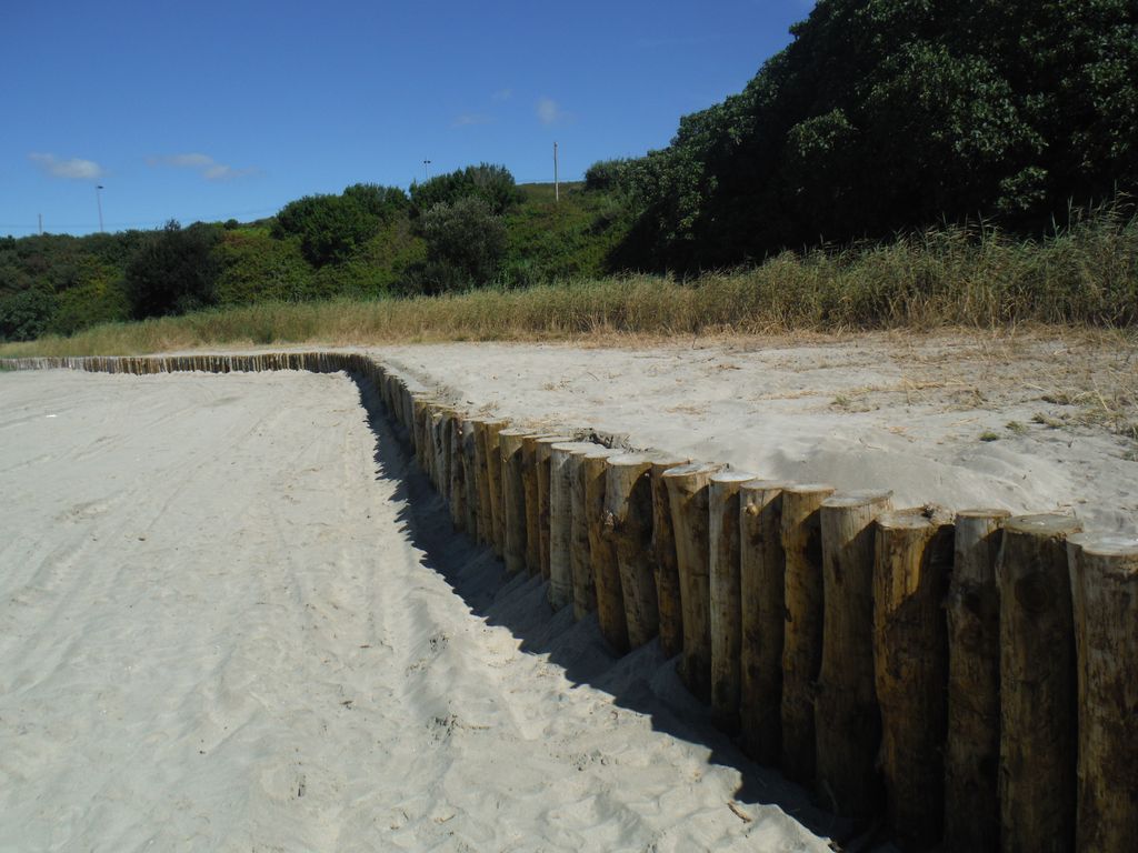 Playa de Espasante. Reparación  de empalizada de pilotes de madera y redistribución de arena (Después de las obras)