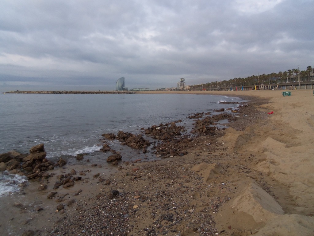 Retirada de restos en la playa de Somorrostro, en Barcelona (antes de las obras)