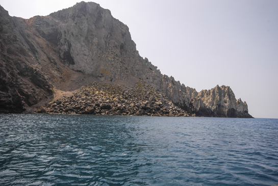 El “Pedregal” se encuentra en la cara oeste de la isla del Congreso y, como su nombre indica, está formado por la acumulación de grandes bloques de piedra, tanto por encima como por debajo de la superficie.