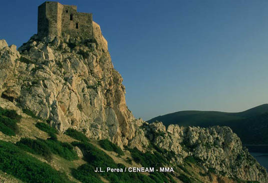 El Castillo de Cabrera del siglo XIV, es la primera imagen que perciben los visitantes de la isla al arribar a su puerto.